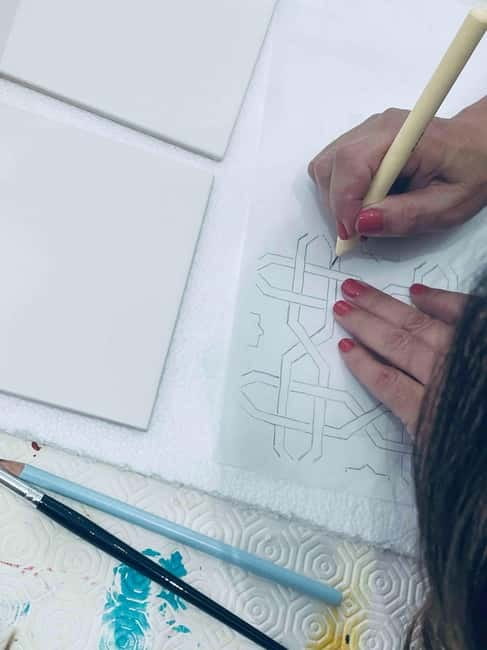 Paint your tile and create your unique piece in an art gallery in Lisbon - The instructor and language options