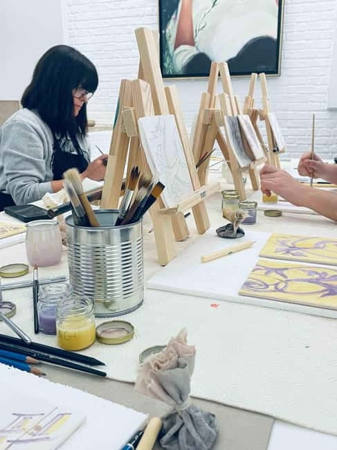 Paint your tile and create your unique piece in an art gallery in Lisbon - The first 20 minutes: a short lesson in azulejos
