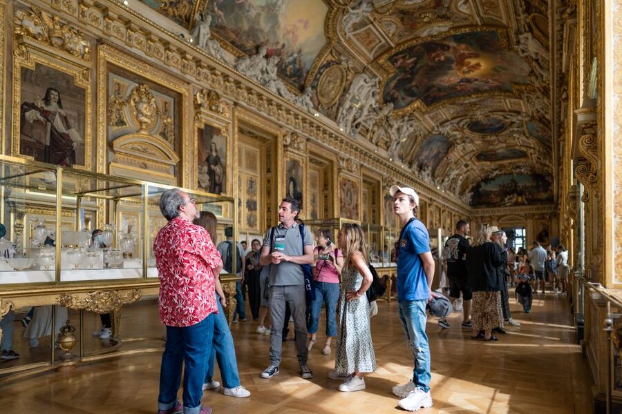 Paris: Guided Tour of the Must-Sees of the Louvre Museum - The royal palace behind the museum