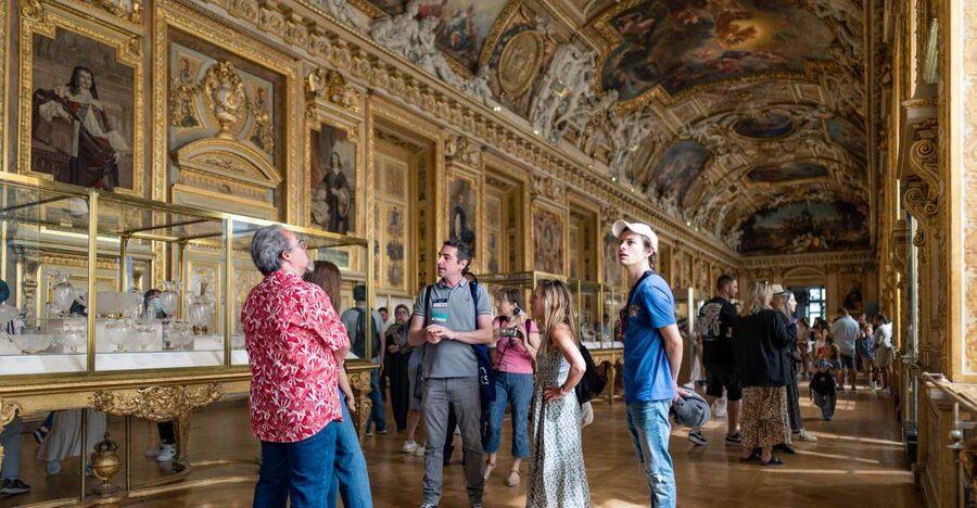 Paris: Guided Tour of the Must-Sees of the Louvre Museum - Entering the Louvre with reserved admission