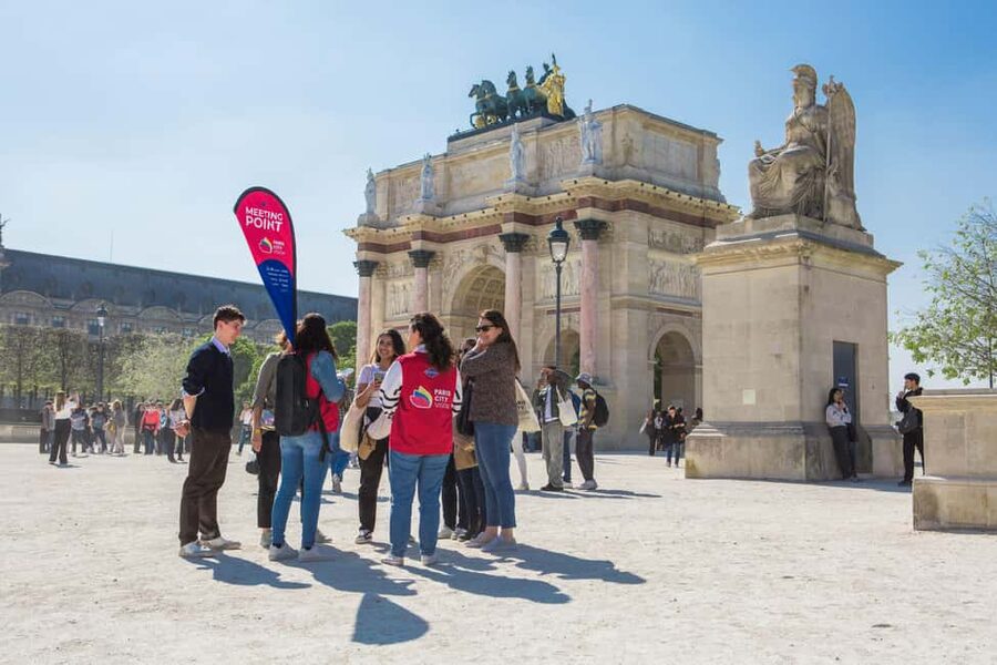 Paris: Louvre Museum Access with Host and Hop-On Hop-Off Bus - Who will get the most from this package