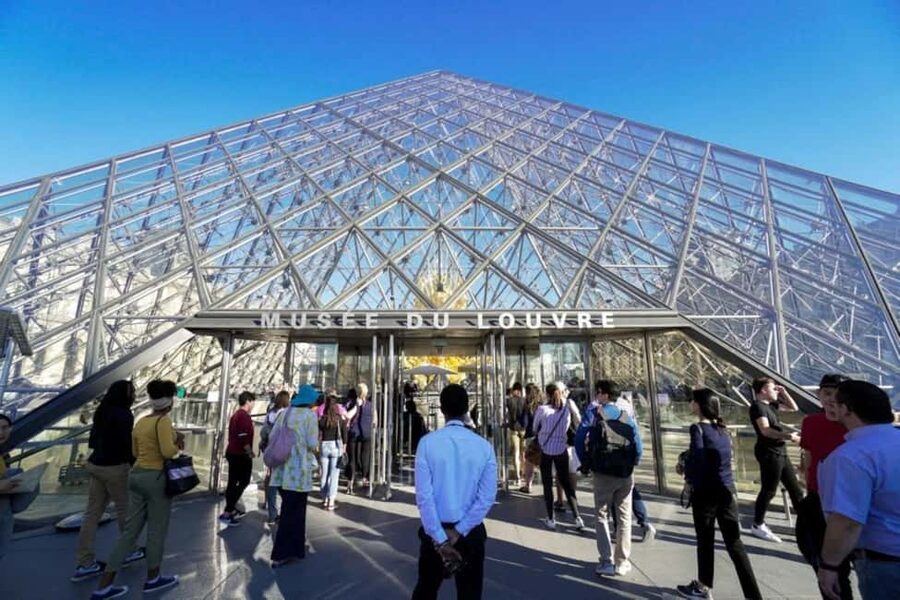 Paris: Louvre Museum Hosted Entry and Mona Lisa Audioguide - Key points to know before you book
