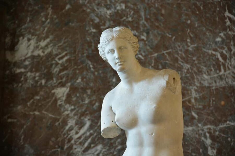 Paris: Louvre Museum Hosted Entry & Masterpieces Audio Guide - Entering the Louvre and reaching the Mona Lisa