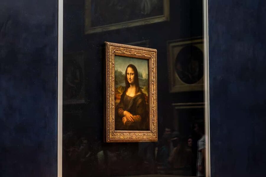 Paris: Louvre Museum Masterpieces Private Small Group Tour - Staying after the guided tour