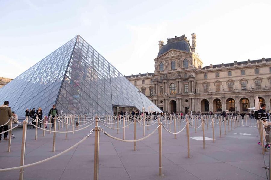 Paris: Louvre Museum Mona Lisa First Viewing Semi-Private - Seeing the Louvre’s essential works