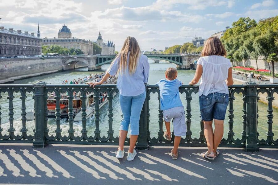 Paris: Private Family Tour, Highlights and Museum Visit - The full option and Grande Galerie de l’Évolution