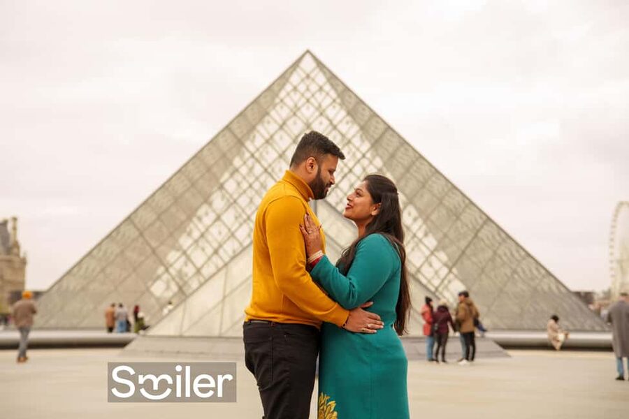 Paris: Private Photoshoot Outside the Louvre Museum - How the photographers help you relax