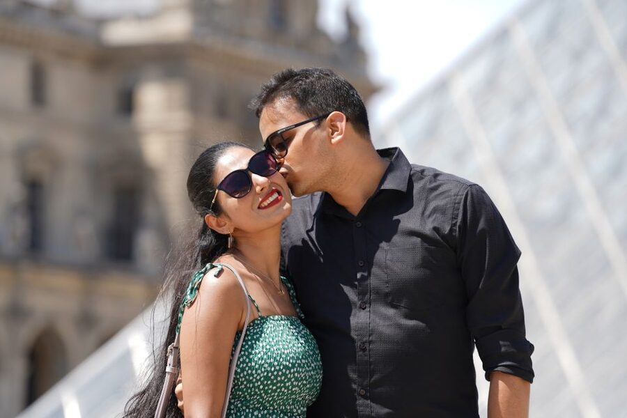Paris: Private Photoshoot Outside the Louvre Museum - Who should book this experience