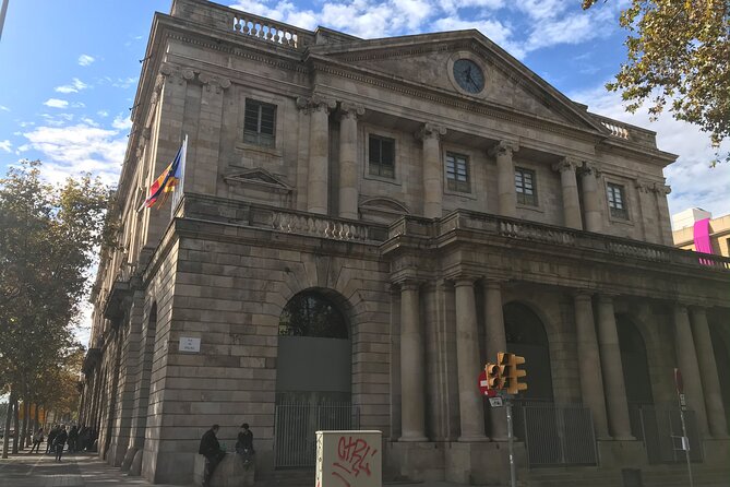 Picasso Museum and Walking Tour Plus Optional Wine & Food Tasting - Casa Llotja de Mar and the serious young student