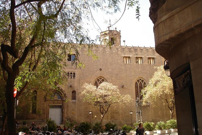 Picasso Museum & Private Walking Tour of Born or Gothic Quarter - Picasso’s Barcelona beyond the museum walls