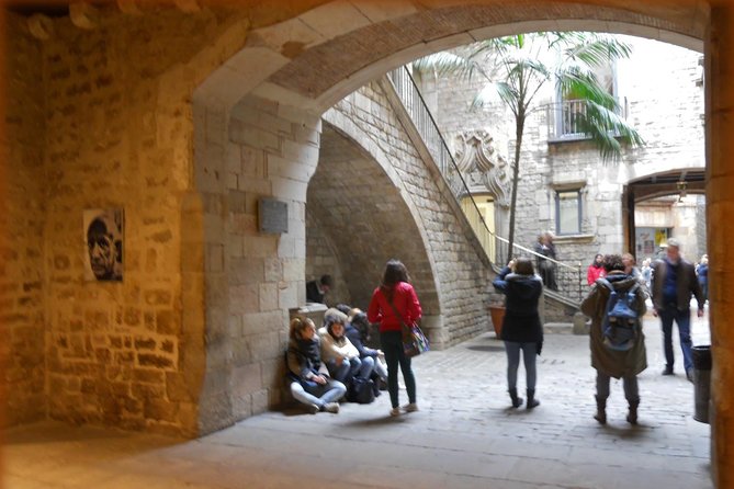 Picasso’s Footsteps: Private Tour & Museum - One hour inside the Picasso Museum
