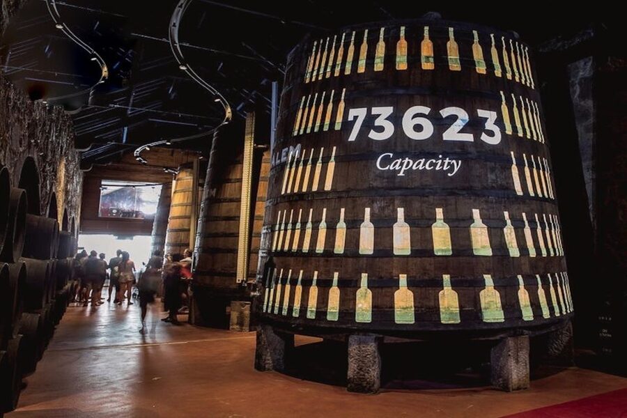 Porto: Cálem Cellar Tour, Interactive Museum & Wine Tasting - The tasting: Fine White and Special Reserve Tawny