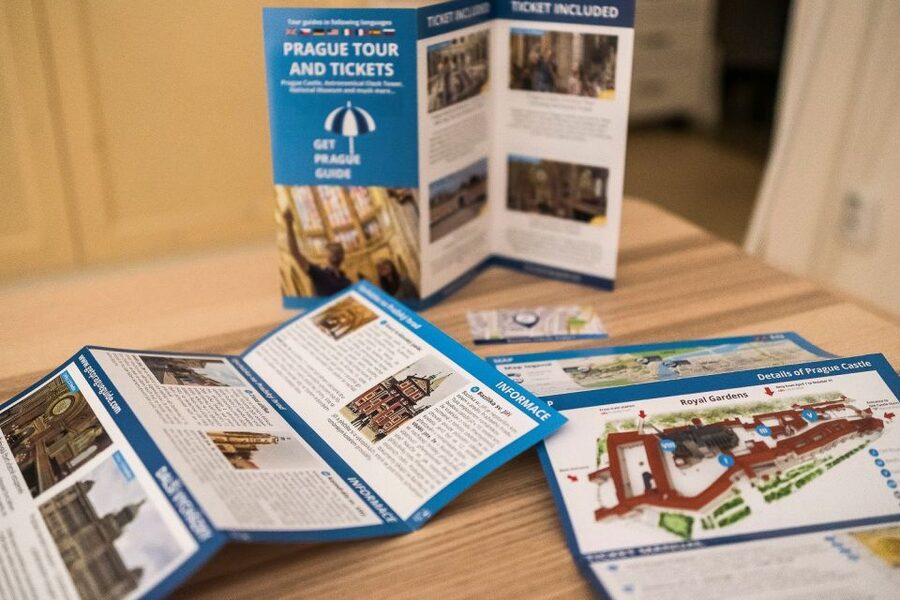 Prague: Castle, National Museum & Town Hall Tickets & Audio - Using the online audio guide on your phone