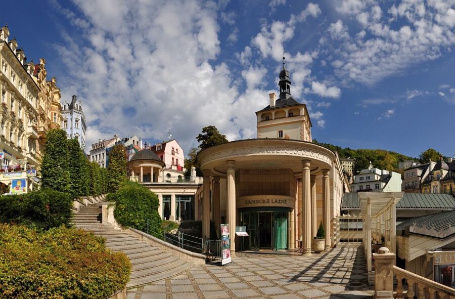 Prague: Karlovy Vary Tour with Lunch and Moser Museum Visit - Language, guide quality, and group expectations