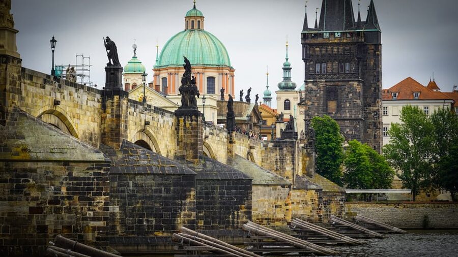 Prague: River Cruise, Charles Bridge Museum, & Walking Tour - Drinks, gingerbread, and the audio commentary