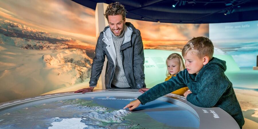Reykjavík: Golden Circle Tour & Perlan Museum Tour - Kerið crater: a short volcanic stop