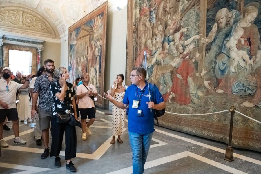 Rome: Breakfast & Tour of Vatican Museums & Sistine Chapel - Inside the Vatican Museums with an expert guide