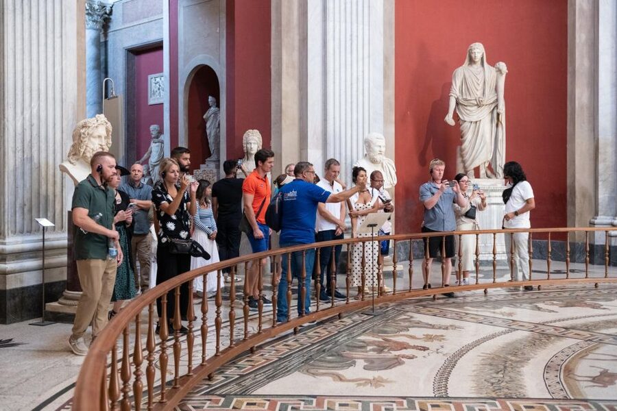 Rome: Breakfast & Tour of Vatican Museums & Sistine Chapel - Crowds, pace, and comfort