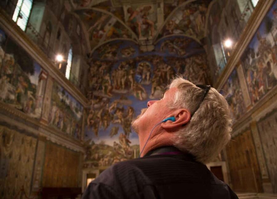 Rome: Sistine Chapel, Vatican Museums Entry, & Audioguide - Finding the host near Caffè Vaticano