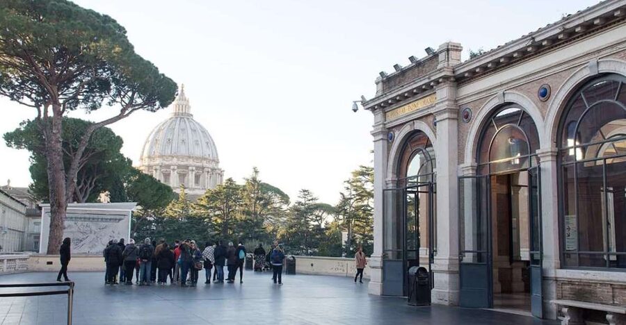 Rome: Skip the line Vatican Museums & Sistine Chapel Tour - Belvedere Courtyard and ancient sculpture