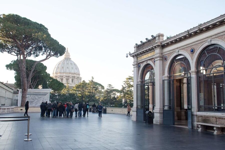 Rome: Skip the line Vatican Museums & Sistine Chapel Tour - Meeting the guide and getting inside