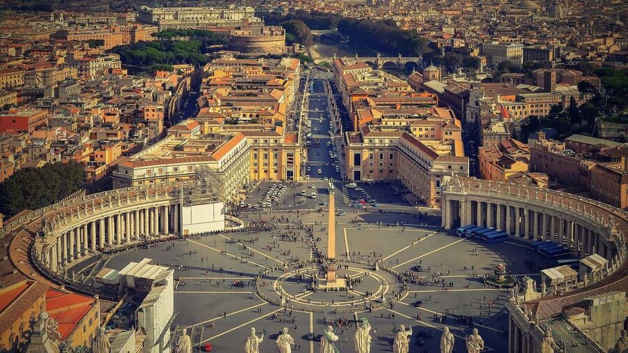 Rome: Vatican Museums & Sistine Chapel Entry Ticket - Finding the host in front of the cinema