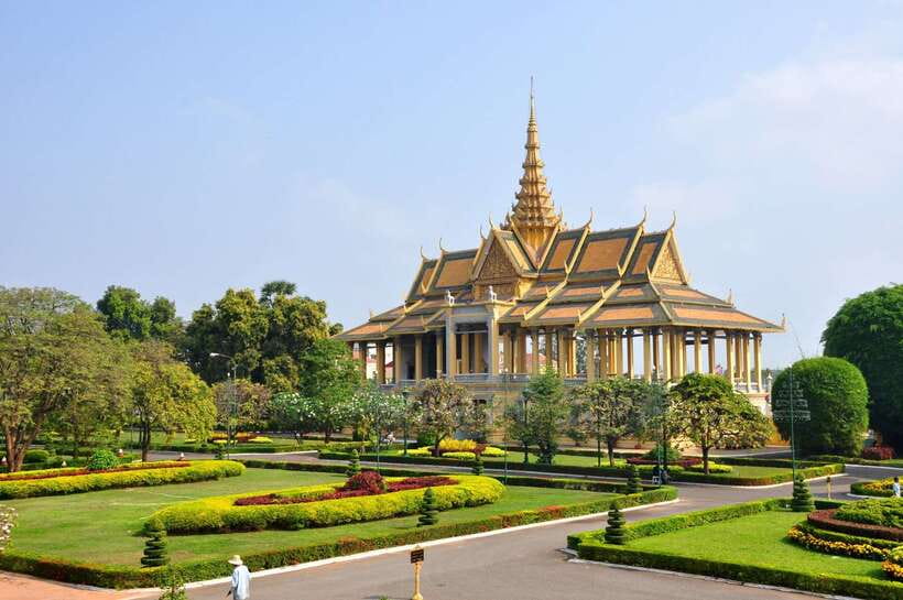 Royal Palace, National Museum & Wat Phnom with Private tour - Wat Phnom and the city’s 27-meter landmark
