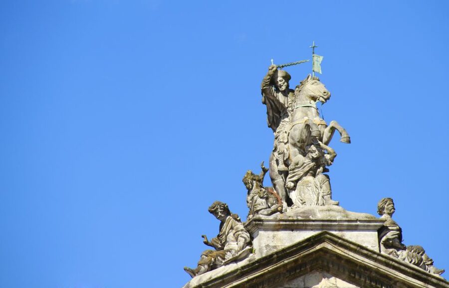 Santiago de Compostela: Cathedral & Museum Private Tour - Starting beneath the cathedral