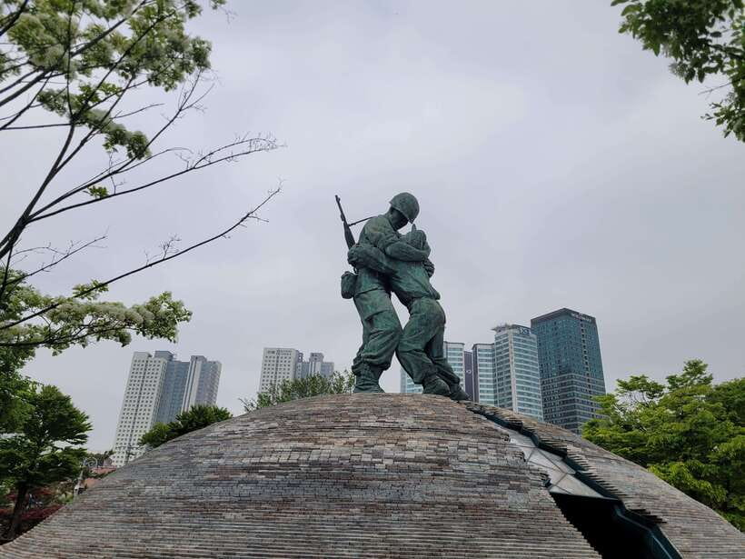 Seoul: War Memorial of Korea Private Guided Museum Tour - Meeting under the Statue of Brothers