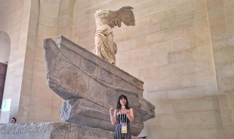 Skip-the-Line Louvre Museum Tour with Artist - A small group that feels personal
