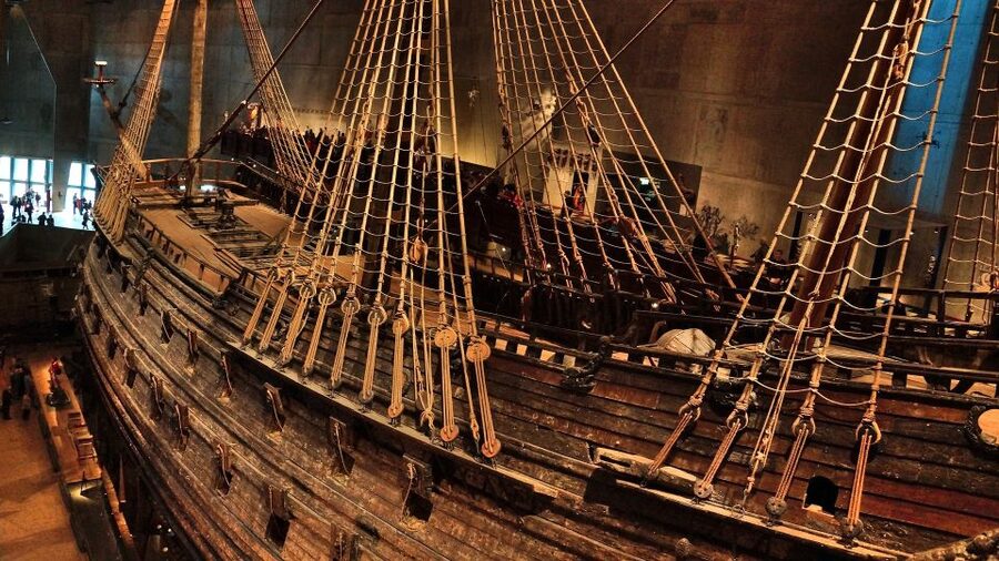 Stockholm: Old Town Walking Tour w/ Vasa Museum & Boat Ride - Meeting the guide at the Royal Palace obelisk
