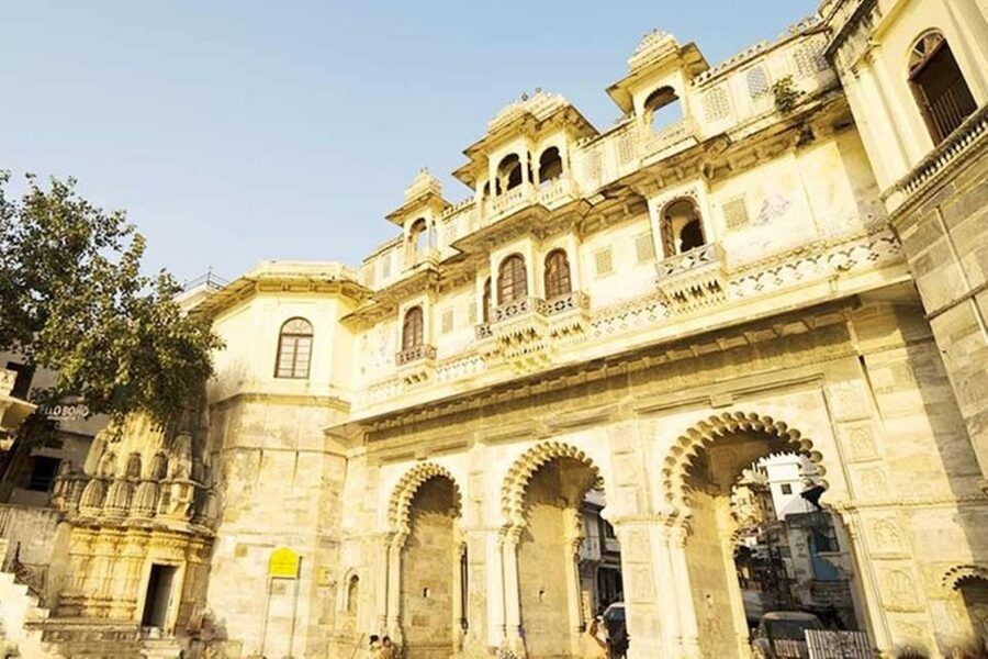 Udaipur: City Palace Museum Tour and Lake Pichola Boat Tour - Hotel pickup and the ride into the old city