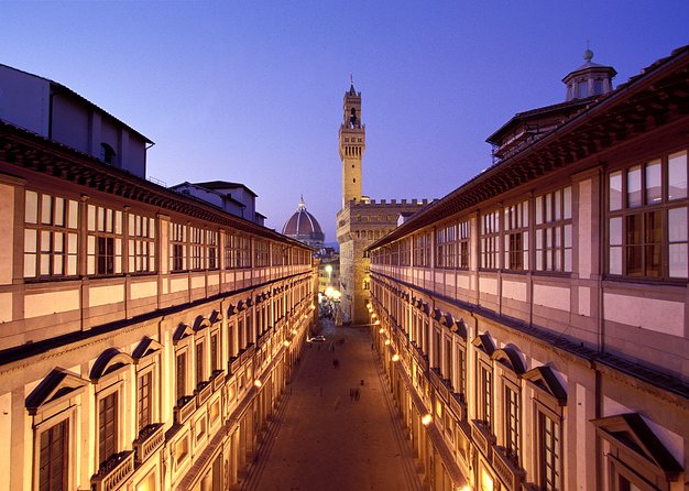 Uffizi Gallery: Small Group Tour - The first stop: understanding the building and the Medici story