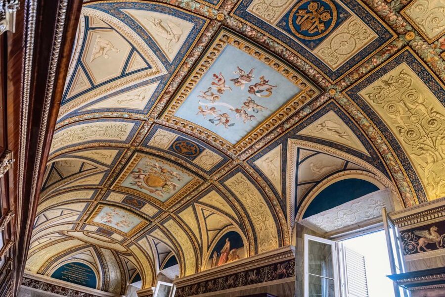 Vatican Museums, Sistine Chapel & St. Peter's Basilica Tour - Why the Vatican works better with a guide