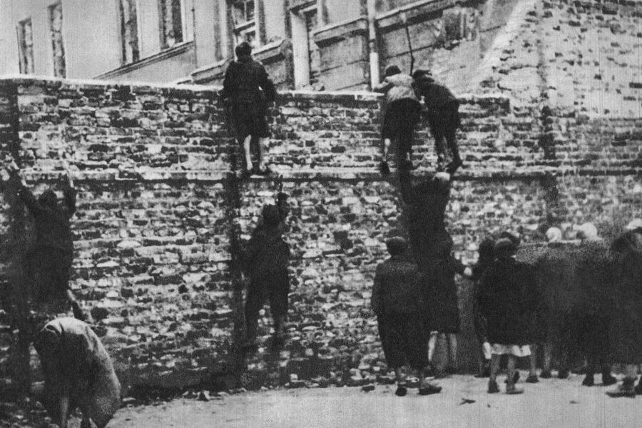 Warsaw: Ghetto, Jewish Cemetery & POLIN Museum Private Tour - Guides, languages, and the private format
